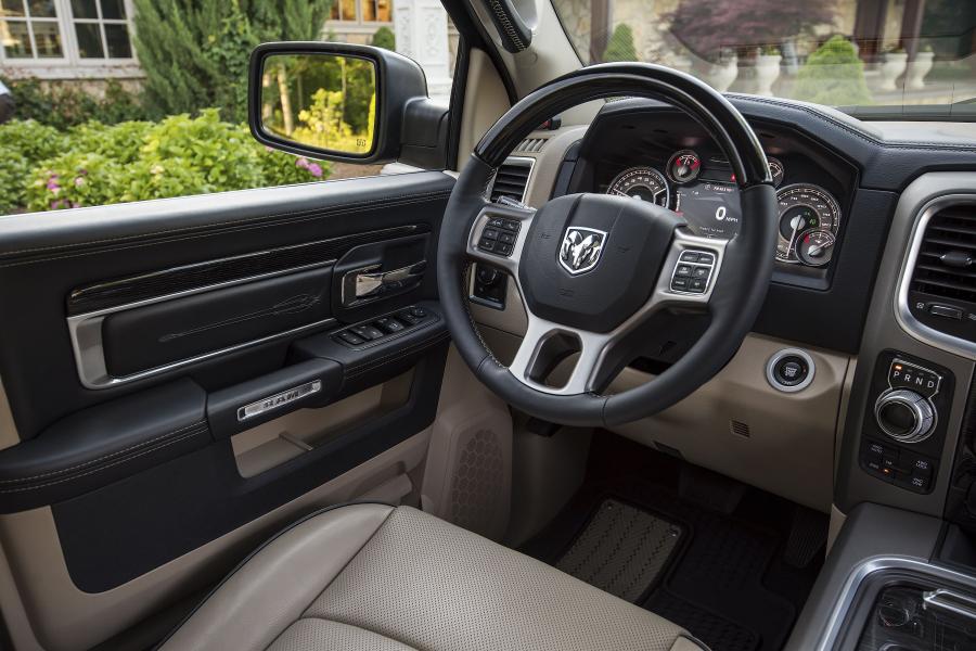Интерьер Dodge Ram 1500 Limited Tungsten Edition Crew Cab 2017 года  (фото 17 из 26)